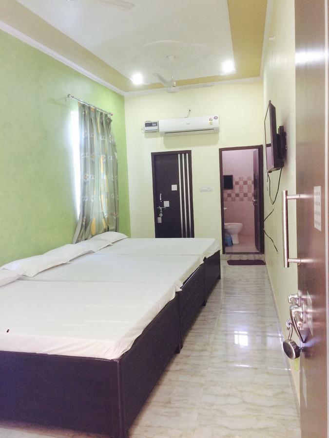 Vinayak Palace Hotel Mathura Esterno foto