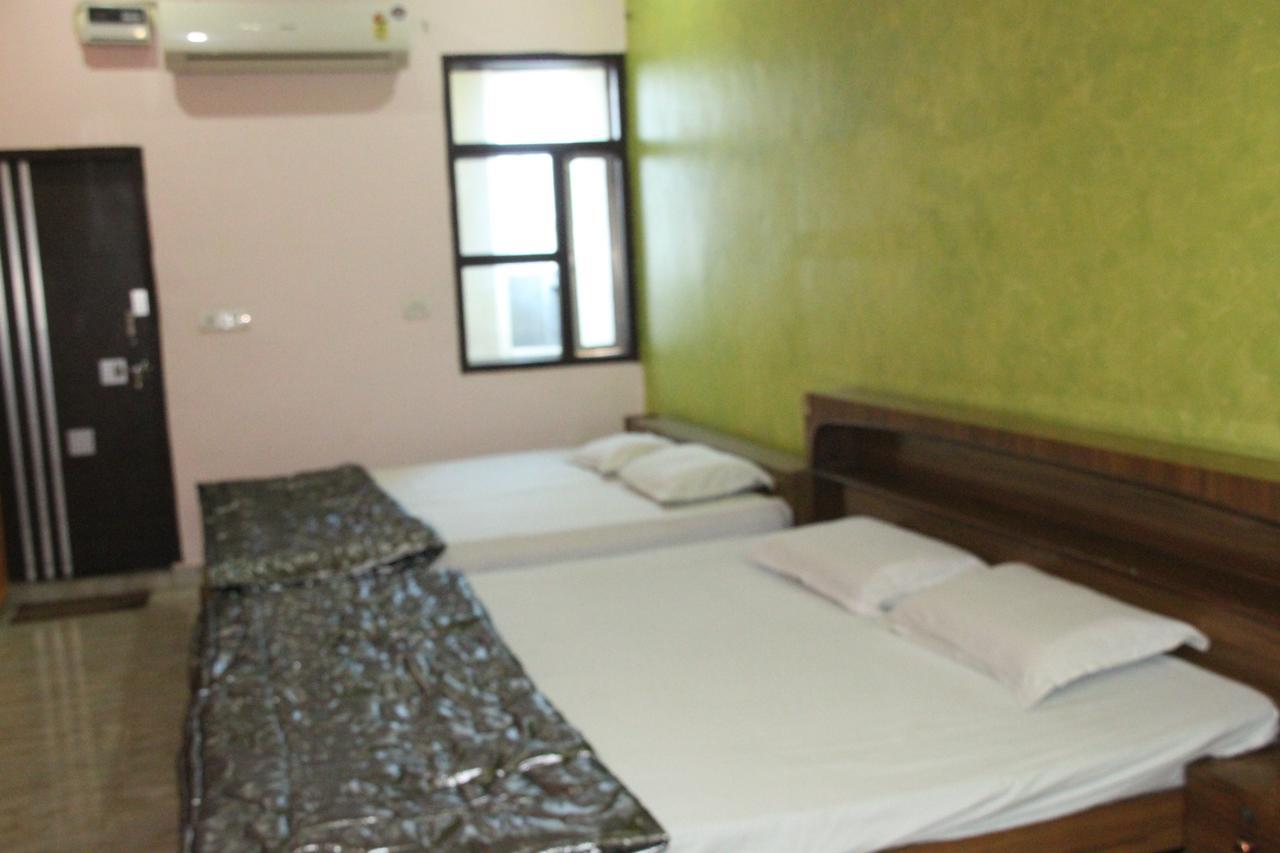Vinayak Palace Hotel Mathura Esterno foto